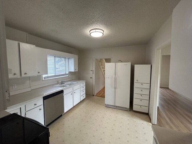 Building Photo - Great 3 bedroom 1.75 bath House in Tacoma with large backyard!