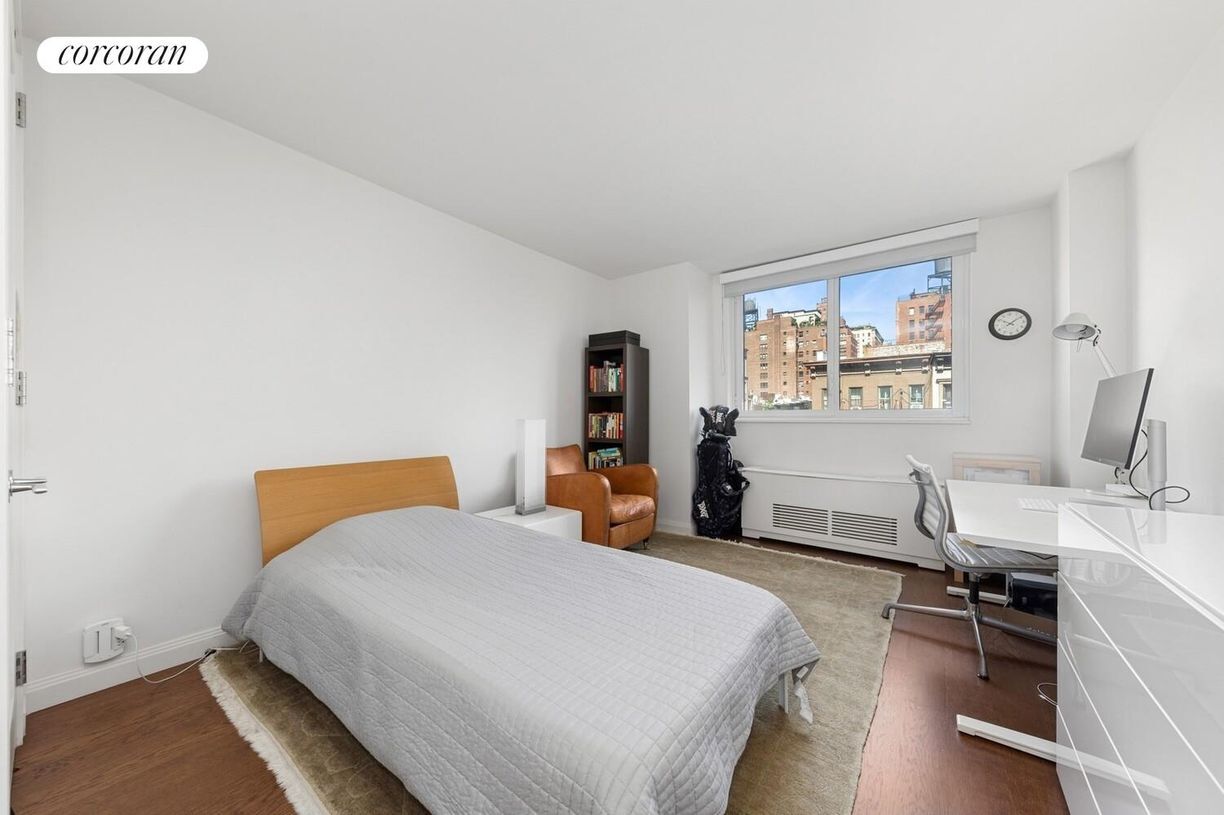 Building Photo - 200 E 94th St