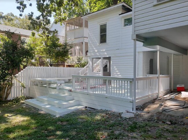 Building Photo - Calling all dog lovers! 1 Bedroom Condo in...