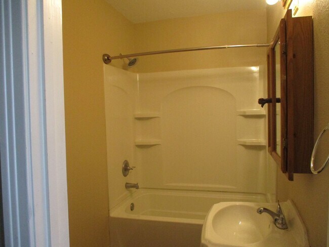 Building Photo - $1800 - 3/2 Country Home Close to Downtown...