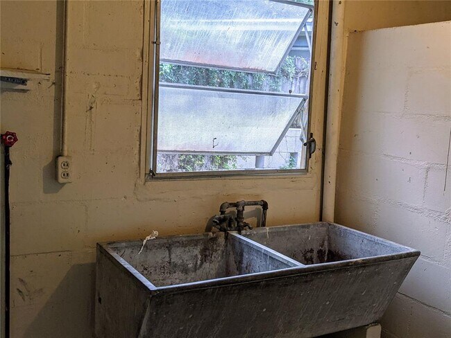 Building Photo - 1310 W Woodlawn Ave