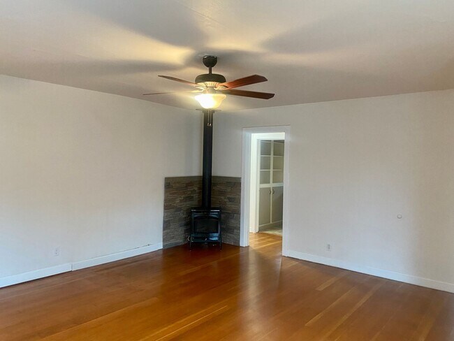 Building Photo - Horse property on 2.8 acres in Ruch with 2...