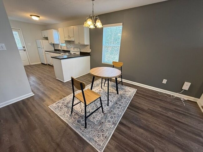 Building Photo - Collegeview Apartments! Updated 2 Bed 2 Bath Apartment with Washer/Dryer!