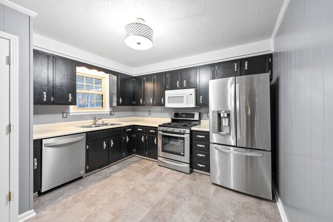 Building Photo - 3 Bedroom Home for Rent in St. B!