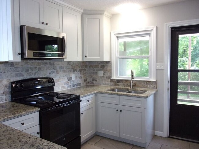Building Photo - Spacious 2 Bedroom 1 Bath Duplex Minutes t...