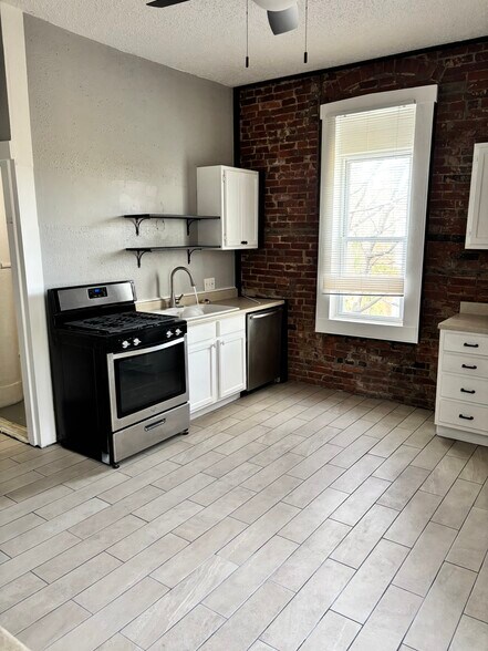 Building Photo - 2621 Arsenal St