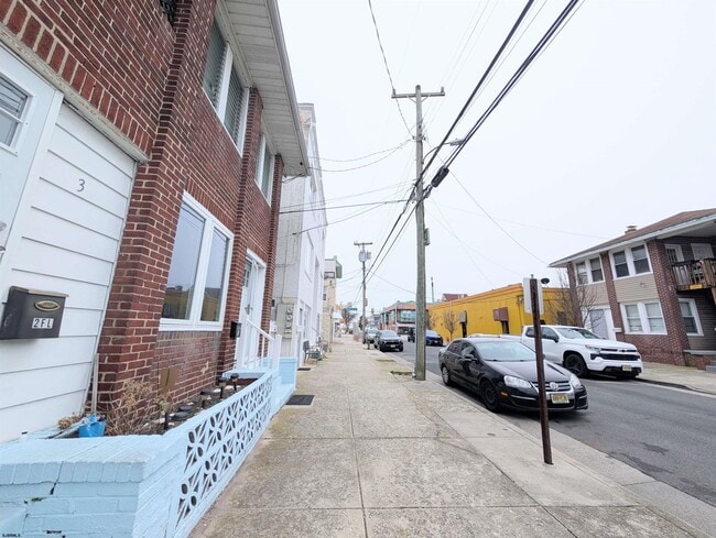Building Photo - 3 N Newport Ave