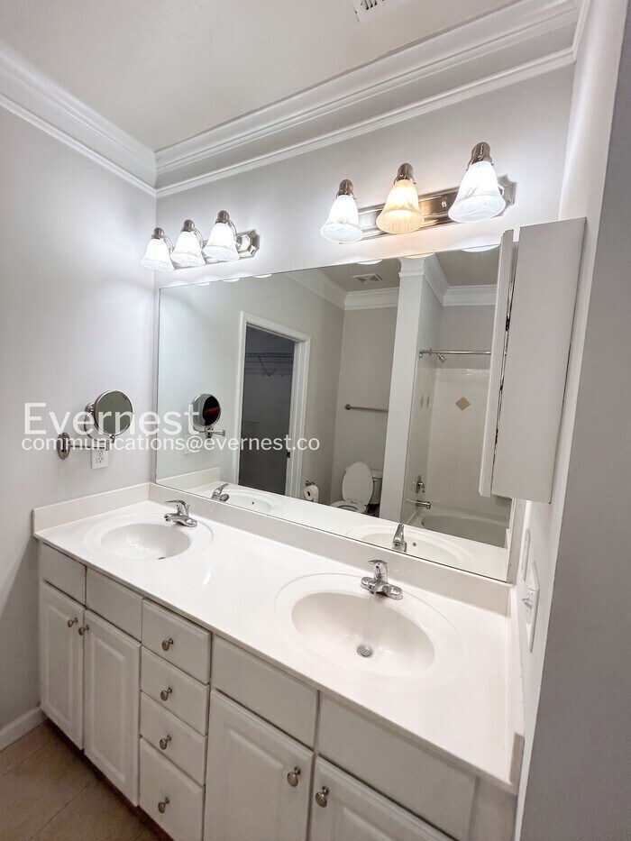Building Photo - 1850 Cotillion Dr