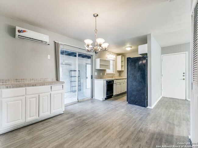 Building Photo - Charming Home Awaits: Spacious & Modern Living in a Prime Location