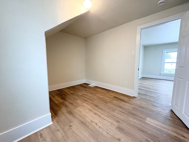 Building Photo - 520 12th Ave