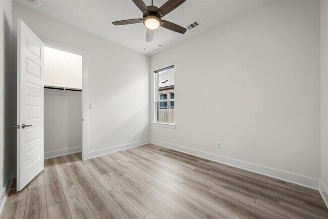 Building Photo - 1633 Martin Wls St