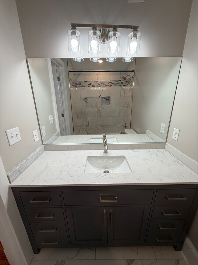 Building Photo - 4 Bedroom Fully Remodeled House Located in Five Points!