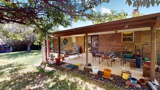 Building Photo - Fully Furnished 3 Bedroom Rental