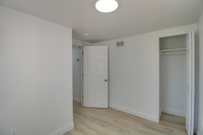 Building Photo - 236 N Oleander Ave