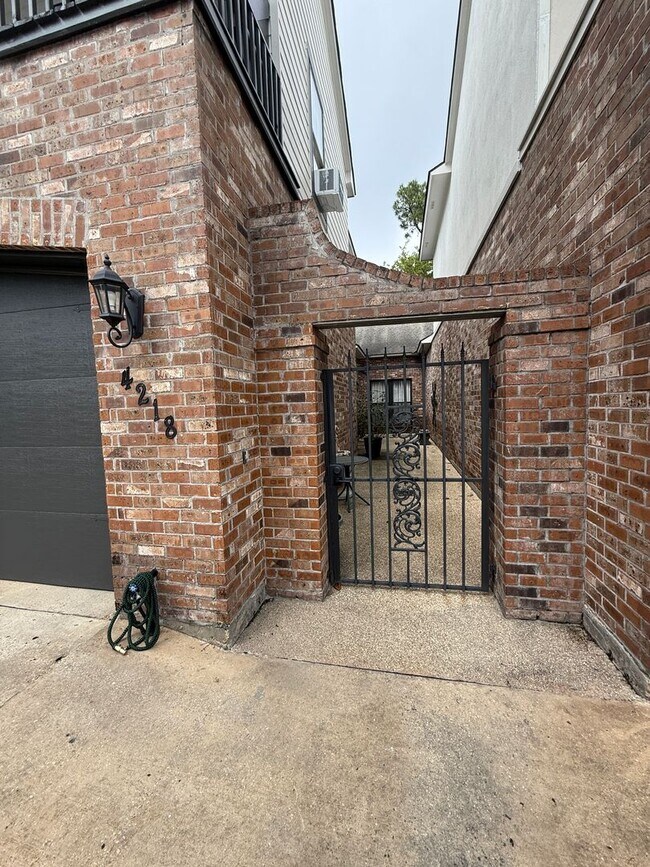 Building Photo - Must See this Beautiful  3/2 Townhome  Available NOW