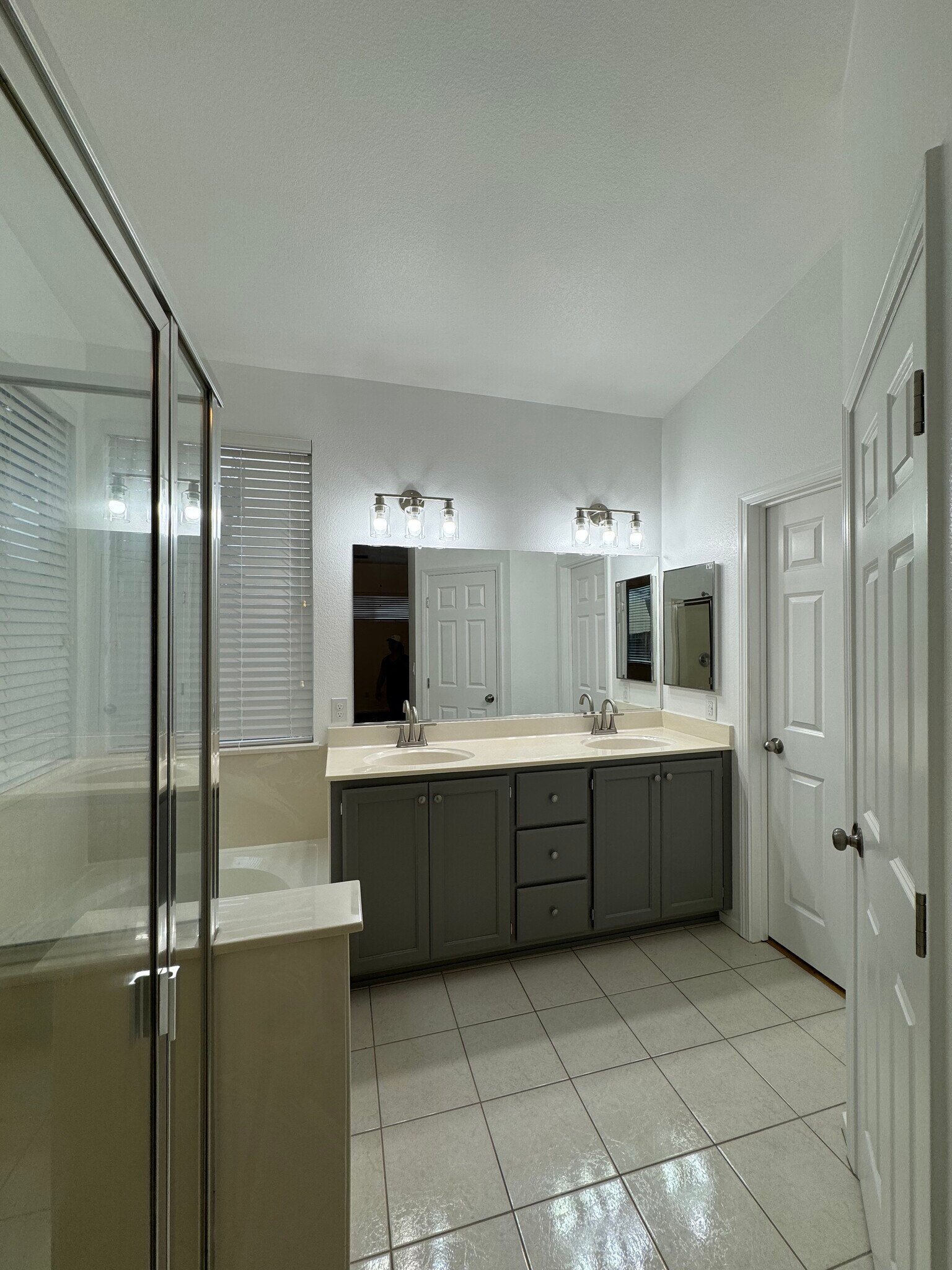 Building Photo - 905 Sapphire Cir
