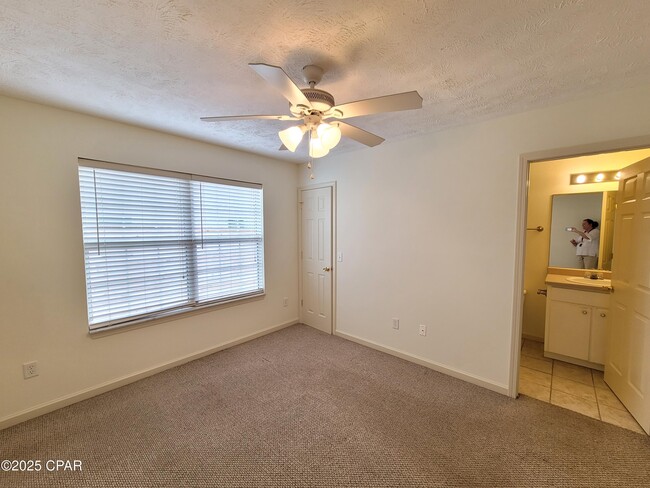 Building Photo - 5522 Pinetree Ave