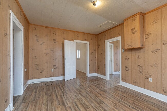 Building Photo - 2 Bedroom | 1 Bathroom | With a Large Deta...