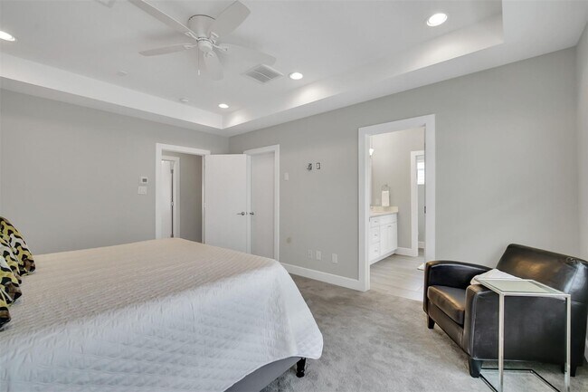 Building Photo - Stunning Like New Townhome Close to Med Center!