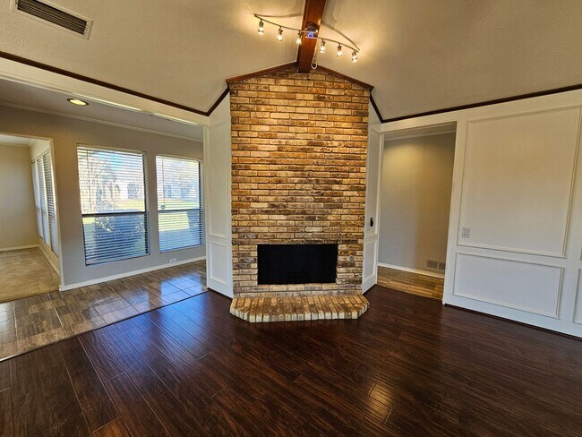 Building Photo - AVAILABLE NOW!