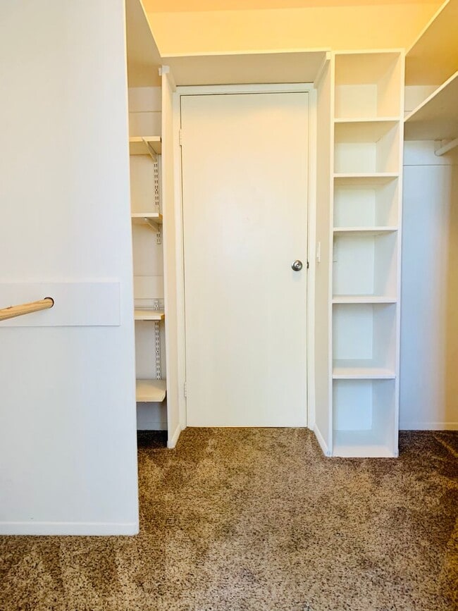 Building Photo - LIVE IN LA JOLLA! LOVELY TOWNHOME WITH BEA...
