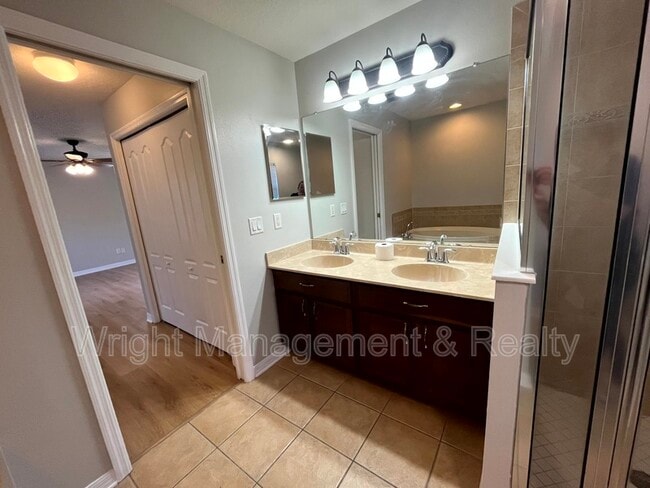 Building Photo - 7843 Foxgrove Dr