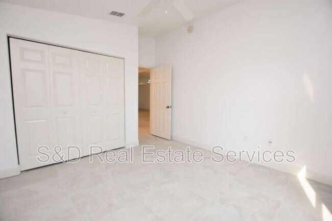 Building Photo - 2235 Silver Re Dr