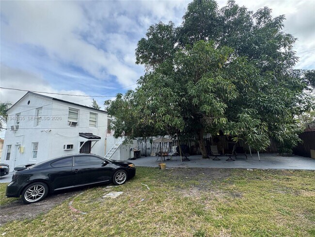 Building Photo - 921 N 17th Ct