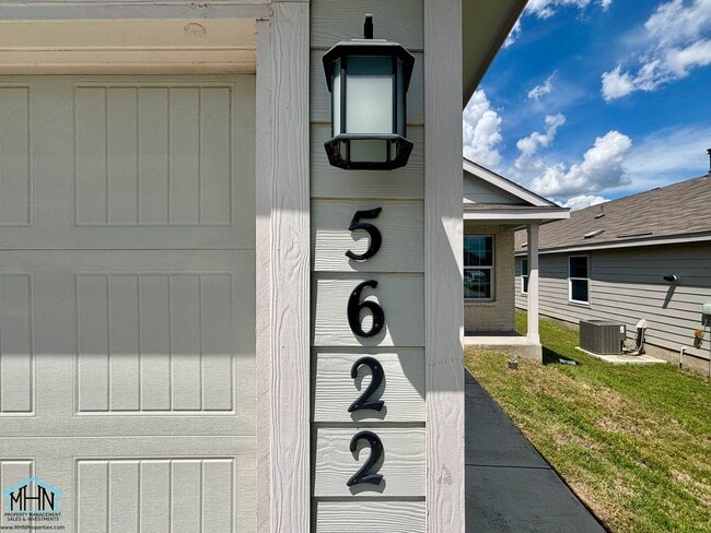 Building Photo - Live in Luxury in this beautiful 3bed/2bat...