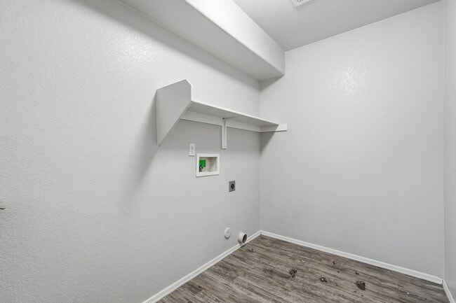 Building Photo - HUGE 6 Bedroom Home - Westgate and Freeways Nearby!