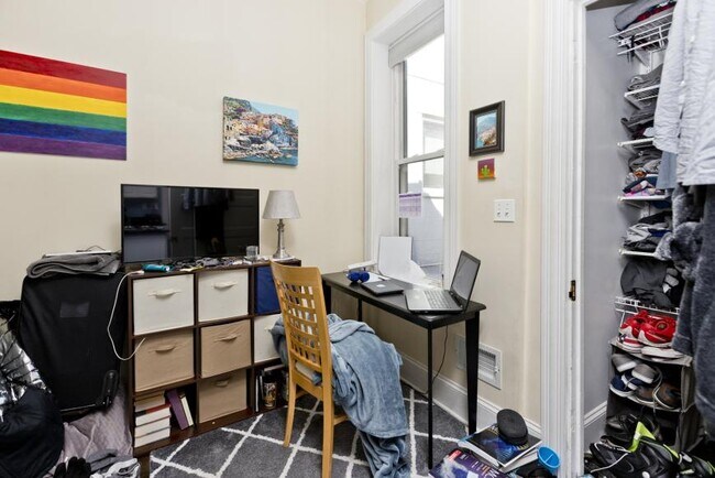Building Photo - 3 bedroom in Chicago IL 60607