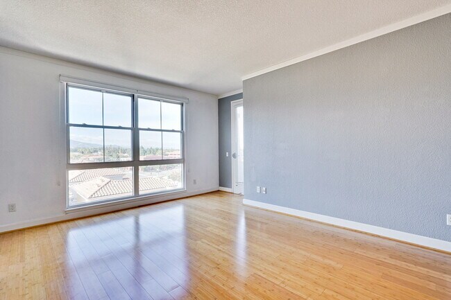 Building Photo - Large 2BR/2BA Condo with Spacious Balcony ...