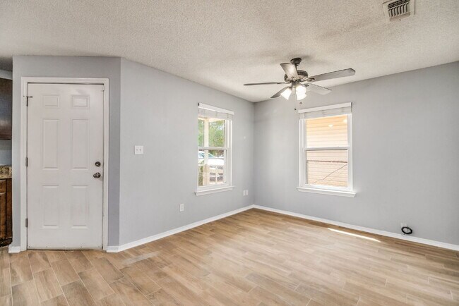 Building Photo - Charming 3-Bedroom Home Near Downtown Pens...