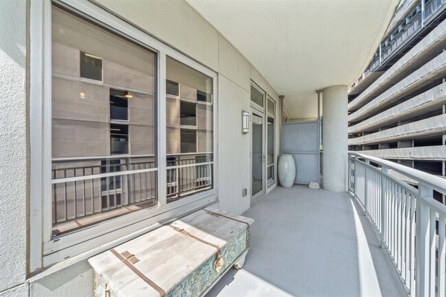 Building Photo - 603 Davis St