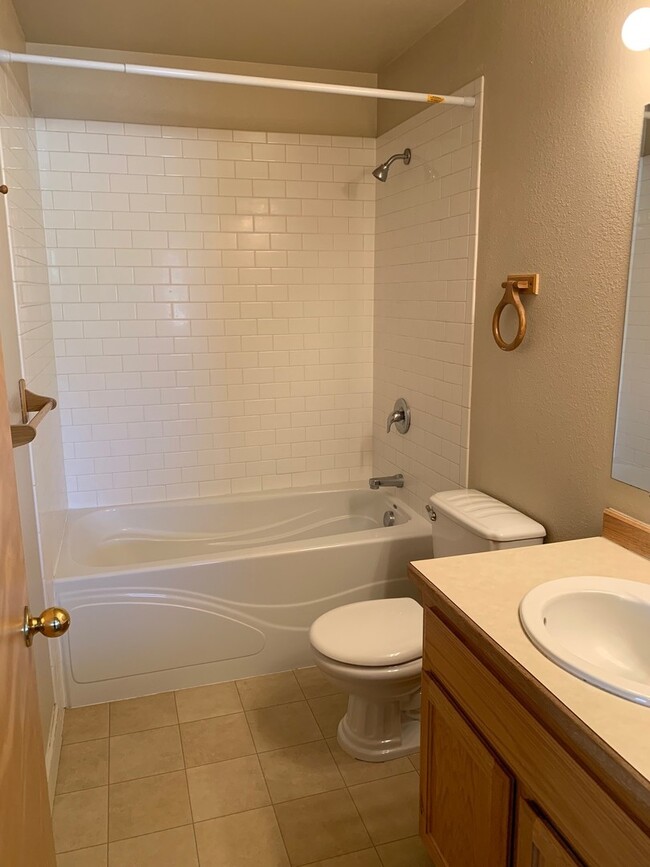 Building Photo - 404 River Ave