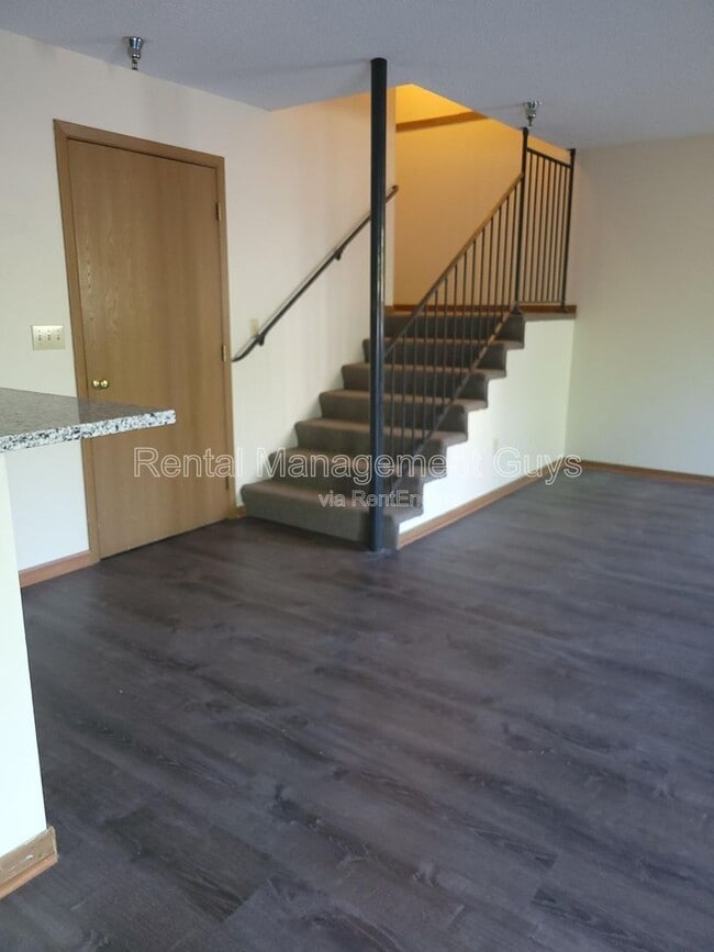 Building Photo - 434 1st Ave NE