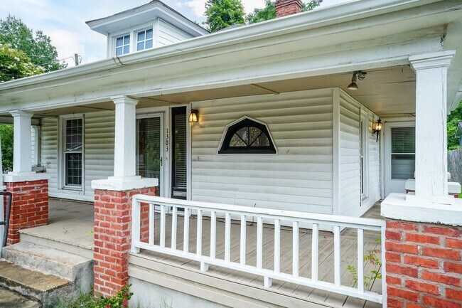 Building Photo - Charming Three Bedroom Home!