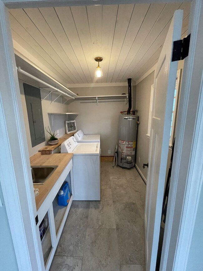 Building Photo - Gorgeous fully furnished home in Cramerton!!