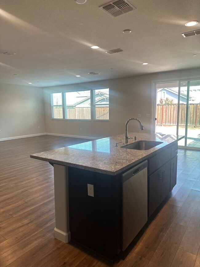 Building Photo - $500.00 off first full months if possessio...