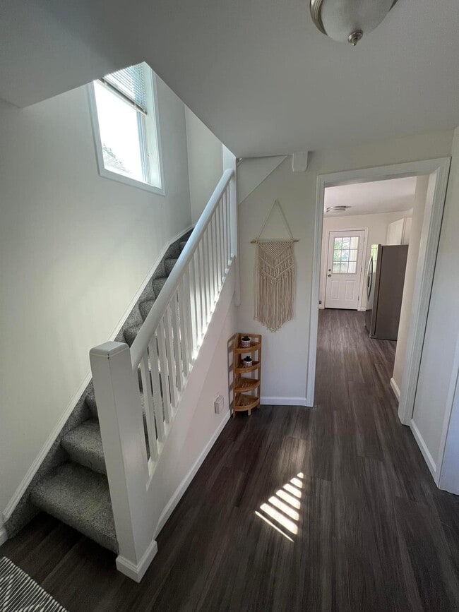 Building Photo - 17 Heather St