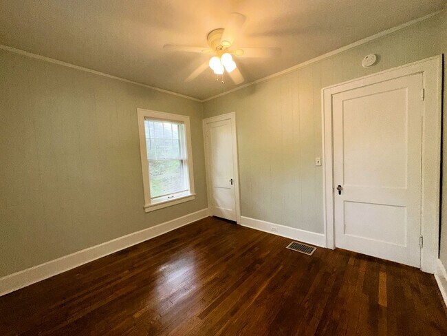 Building Photo - Beautiful, Historic House! Hardwood Floors, Full Basement, Detached Garage; W/D, Pets Ok!