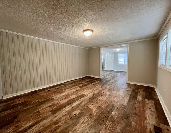 Building Photo - 723 Wren Rd