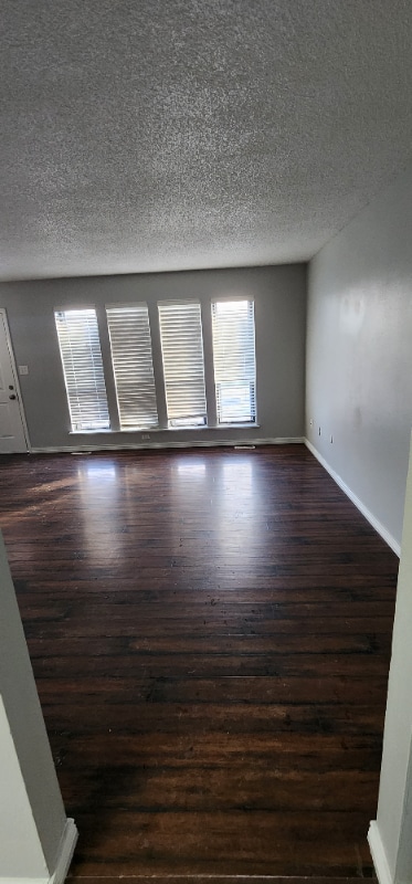 Building Photo - 300 Cottonwood Ln