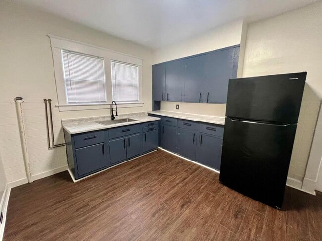 Building Photo - 301 Folts St