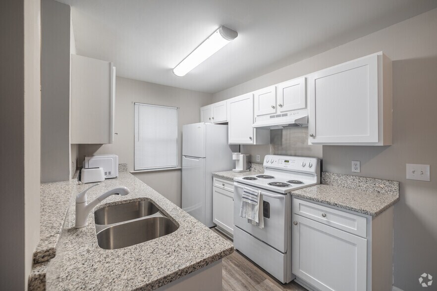 2BR, 2BA - 1,100SF - Kitchen - 403 S Thomas Rd