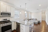 Building Photo - 1048 Saratoga St