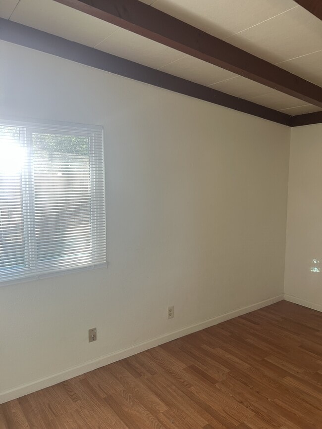 Building Photo - 402 Helen Ave