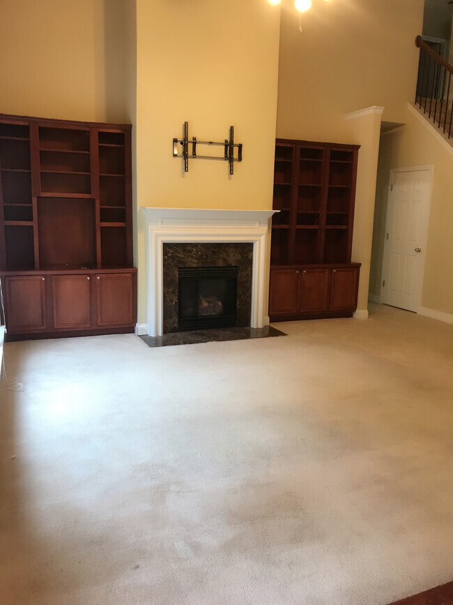 Building Photo - 535 Roland Manor Dr