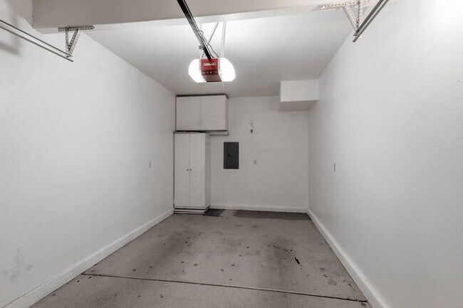 Building Photo - 2 Bed, Den, 1 Car Garage, Gated Northwest Condo