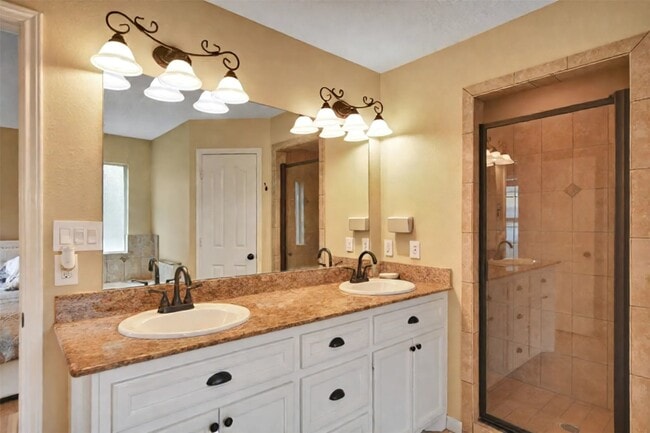 Building Photo - 11807 Briarwood Ln